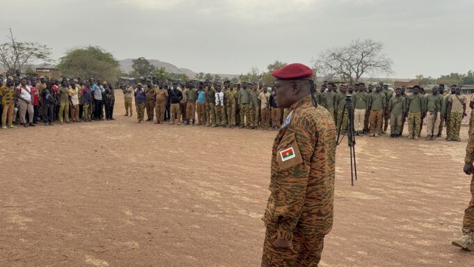 Burkina: le Ministre de la Guerre aux côtés des combattants