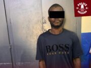Il revient sur les lieux de son crime et repart avec des menottes