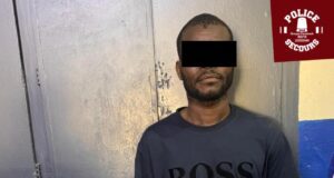 Il revient sur les lieux de son crime et repart avec des menottes
