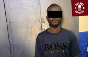 Il revient sur les lieux de son crime et repart avec des menottes