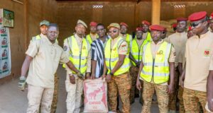 Burkina: le 3e Bataillon d’intervention aéroportée apporte 40 tonnes de sable à Faso Mêbo