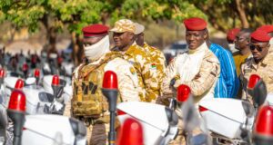 Burkina: le Président Traoré remet 2 000 motos à la Police nationale