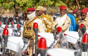 Burkina: le Président Traoré remet 2 000 motos à la Police nationale