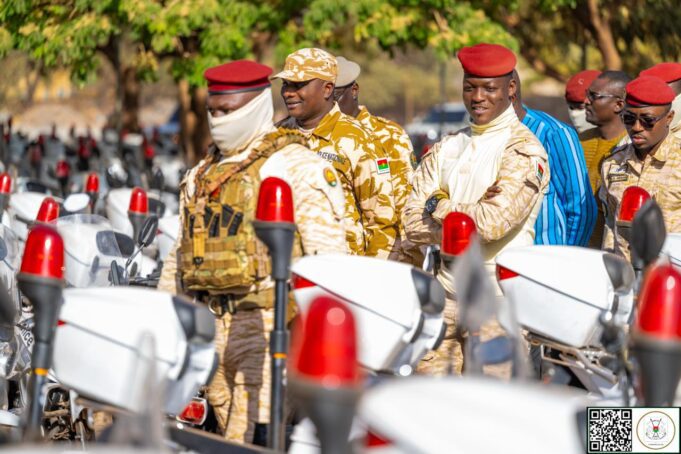 Burkina: le Président Traoré remet 2 000 motos à la Police nationale