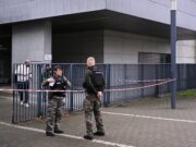 Un élève poignarde sa professeure en plein cours