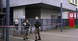 Un élève poignarde sa professeure en plein cours