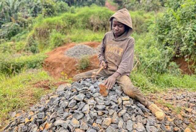 © UNICEF/Nathalie Mazinge Safari, 14 ans, casse des pierres dans une carrière à Kaléhé, dans la province du Sud-Kivu, en République démocratique du Congo.