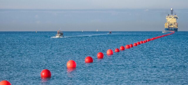 Photo courtesy of ASN Des bouées rouges marquent le tracé d'un câble sous-marin posé dans l'océan.