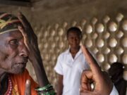 La moitié des personnes atteintes de cataracte attendent une chirurgie salvatrice