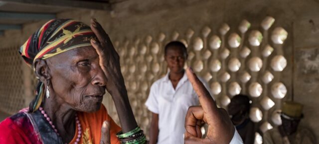 Sebastian Liste/NOOR Une femme se fait examiner la vue dans une clinique au Kenya (photo d'archives)
