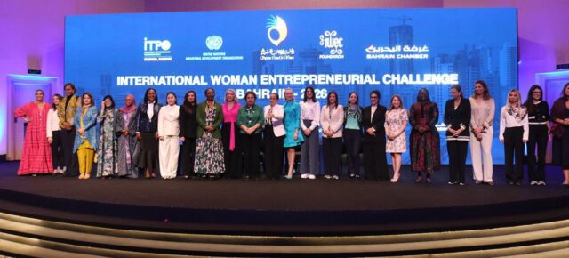 Abdelmonem Makki Des femmes entrepreneurs sur la scène du Défi international de l'entrepreneuriat féminin 2026 à Manama, Bahreïn.