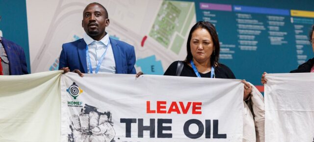 © UNFCCC/Habib Samadov Des militants protestent contre les combustibles fossiles lors de la Conférence des Nations Unies sur le climat COP29 à Bakou, en Azerbaïdjan.