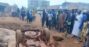 Burkina: une voiture termine sa course dans un caniveau à Houndé