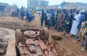 Burkina: une voiture termine sa course dans un caniveau à Houndé
