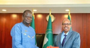 Addis Abeba: l’Ambassadeur Elysé Ouédraogo présente ses Lettres d’accréditation au Président de la Commission de l’UA
