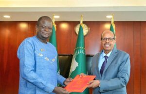 Addis Abeba: l’Ambassadeur Elysé Ouédraogo présente ses Lettres d’accréditation au Président de la Commission de l’UA
