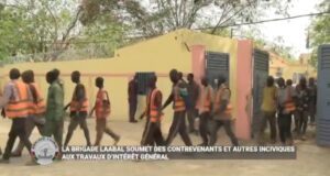 Burkina: consommateurs de drogue et « brûleurs » de feu effectuent des travaux d’intérêt général