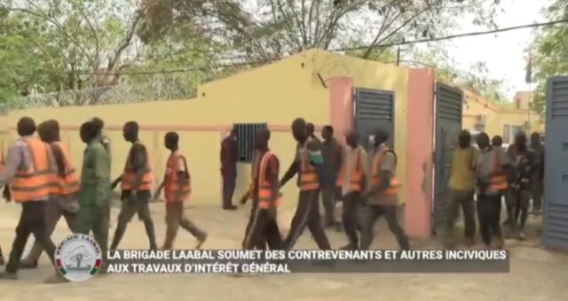 Burkina: consommateurs de drogue et « brûleurs » de feu effectuent des travaux d’intérêt général