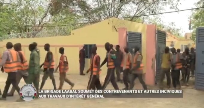 Burkina: consommateurs de drogue et « brûleurs » de feu effectuent des travaux d’intérêt général