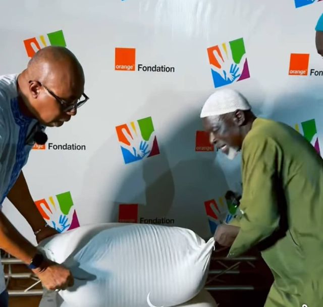 La Fondation Orange Burkina Faso remet des vivres de première nécessité à des fidèles musulmans