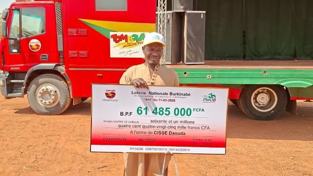 Le gagnant du PMU'B, Daouda Cissé, tout heureux tenant son chèque de 61 millions FCFA
