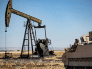 Attaques contre l’Iran: le pétrole flambe brièvement à 80 dollars le baril lundi