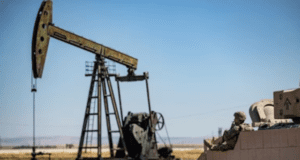 Attaques contre l’Iran: le pétrole flambe brièvement à 80 dollars le baril lundi