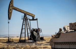 Attaques contre l’Iran: le pétrole flambe brièvement à 80 dollars le baril lundi