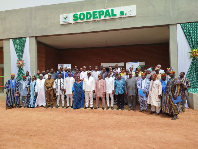 Photo de famille à l'issue du lancement des activités d'extension de la SODEPAL-SA