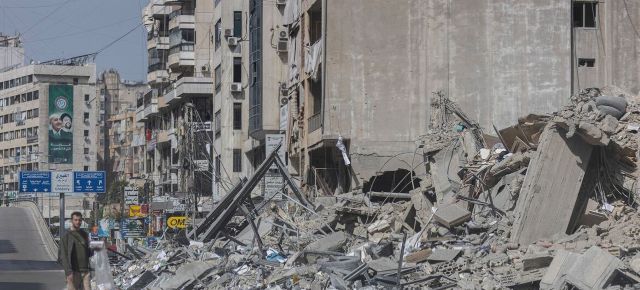 Un bâtiment lourdement endommagé à Beyrouth après de récentes frappes aériennes au Liban