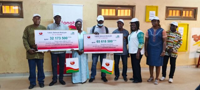 Photo de famille entre responsables de la Lonab et les heureux gagnants