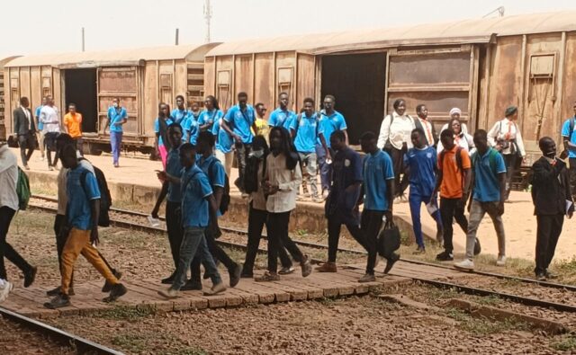 Les étudiants visitent les différents wagons sur place à la Sitarail