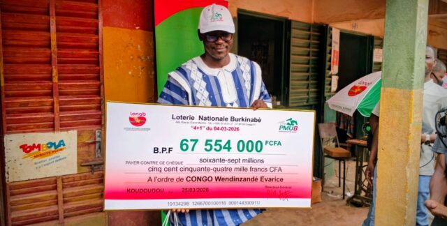 L'heureux gagnant Wendinzandé Evarice Congo entre officiellement en possession de son chèque
