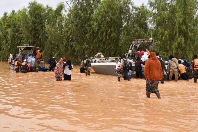 Une vingtaine de morts dans des inondations