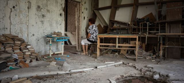 © Ximena Borrazás Maryna est assise dans une salle de classe détruite d'une école de Kherson, où elle enseignait autrefois la littérature ukrainienne.