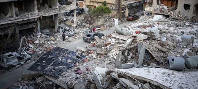 © UNHCR/Ximena Borrazas Des civils parmi les décombres de bâtiments bombardés dans la ville de Tyr, au Liban, après des frappes israéliennes en novembre 2024. Mardi 3 mars, trois ambulanciers ont été tués et six autres blessés alors qu’ils portaient secours à des victimes d’explosions dans le district de Tyr.