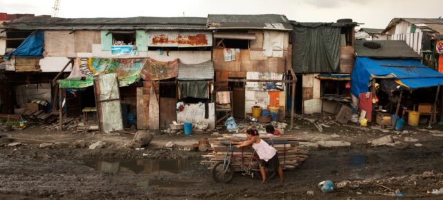 © WHO/Anna Kari Les objectifs de développement durable (ODD) visent à éliminer la pauvreté et à offrir aux populations des possibilités de prospérer.