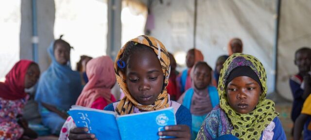 © UNICEF/Mohammed Jamal Des enfants assistent à une leçon dans un espace d'apprentissage sûr à Tawila, dans le Darfour du Nord.