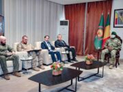 Assimi Goïta parle avec l’ambassadeur russe au Mali