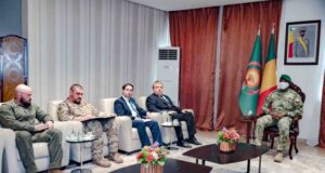 Assimi Goïta parle avec l’ambassadeur russe au Mali