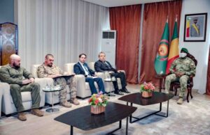 Assimi Goïta parle avec l’ambassadeur russe au Mali