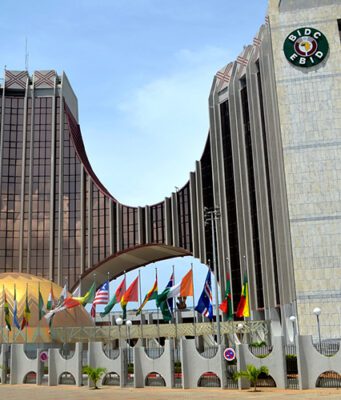 Guinée: la BIDC signe une facilité de crédit renouvelable de 25 millions USD avec Topaz multi-industries SA pour renforcer l’industrie manufacturière