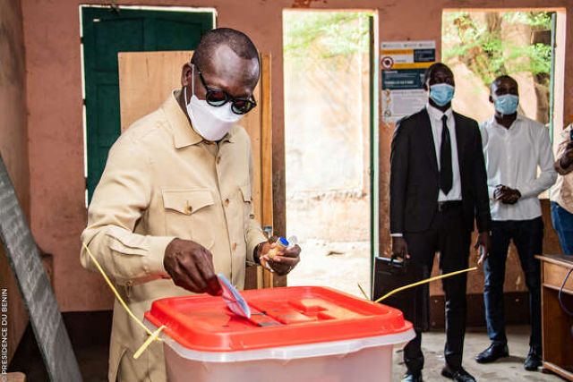 Le président Patrice Talon en train de voter