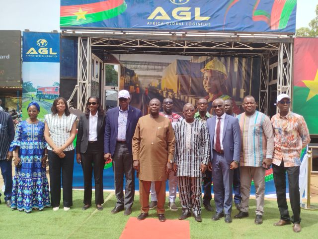 Photo de famille à l'issue du lancement de la caravane AGL Moving Tour