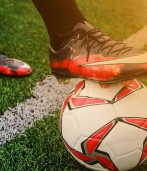 Un footballeur meurt après un choc en plein match