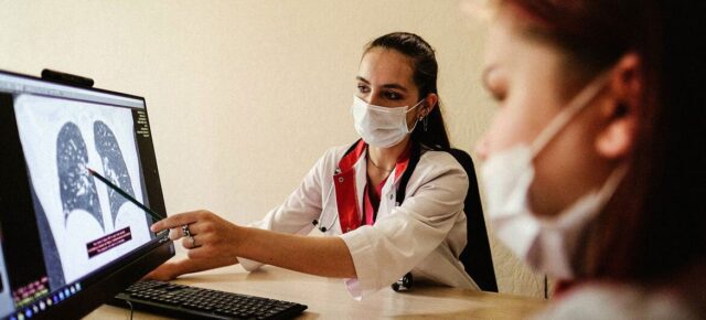 ©OMS Un médecin examine la radiographie thoracique d'un patient atteint de tuberculose. Les pays de l’UE recourent déjà aux diagnostics assistés par l’IA