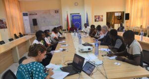 Les Jeunes ambassadeurs et les Journalistes pour la paix échangent avec l’Ambassadeur de l’UE