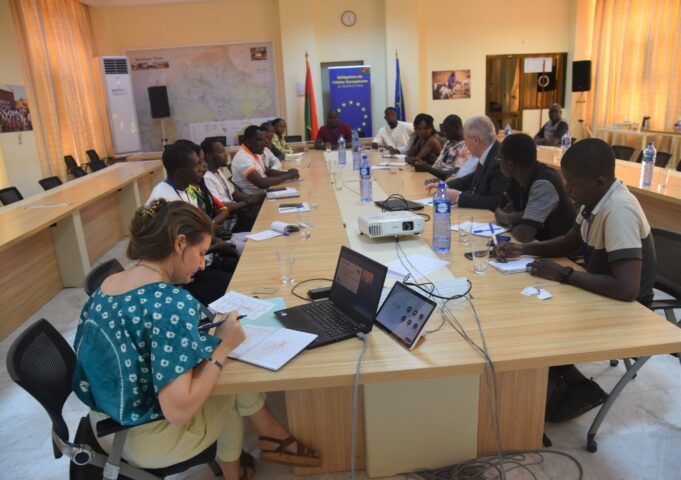 Les Jeunes ambassadeurs et les Journalistes pour la paix échangent avec l’Ambassadeur de l’UE