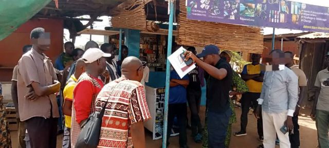 Des occupants du site du CCVA à Zongo échangeant avec un agent public