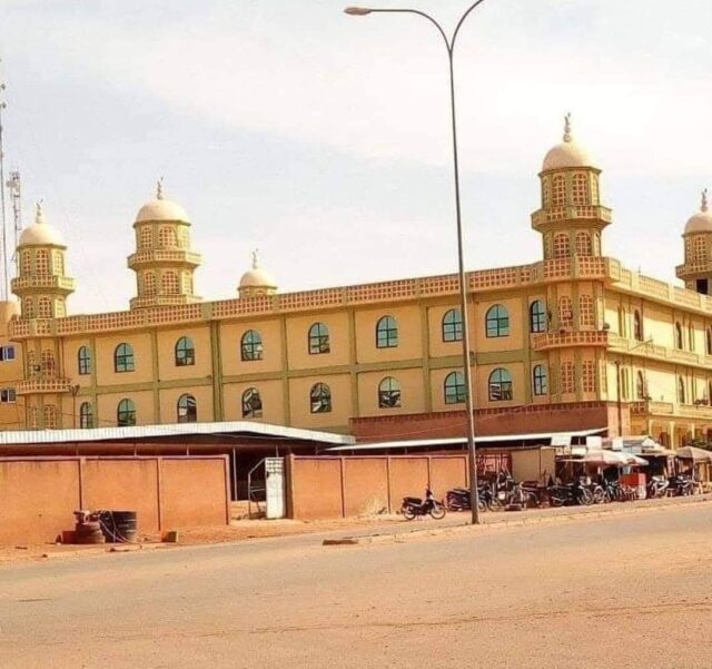 Ouagadougou: la grande mosquée du mouvement sunnite fermée jusqu’à nouvel ordre